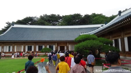 木造平屋の伝統家屋の官邸（著者撮影）