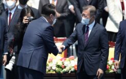 5月10日の大統領就任式で文在寅前大統領を握手する尹錫悦新大統領