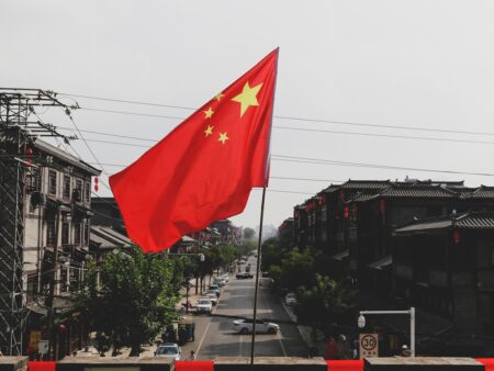 中国政府が入国時の隔離期間短縮を発表