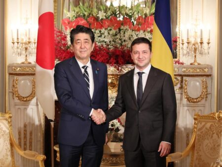 2019年に来日したゼレンスキー大統領と会談する安倍晋三首相