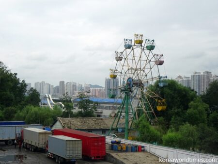 中朝国境の橋近くに停車している北朝鮮ナンバーのトラック（奥のビル群は丹東）