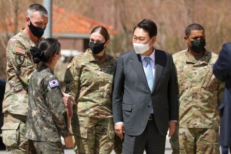 大統領就任前の4月7日にハンフリーズ基地を訪問した尹錫悦氏 出典 在韓米軍