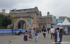 6月から観光入国を再開した韓国の旧ソウル駅前