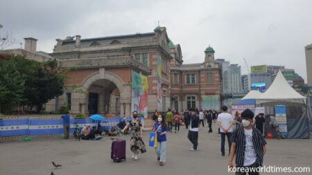 6月から観光入国を再開した韓国の旧ソウル駅前