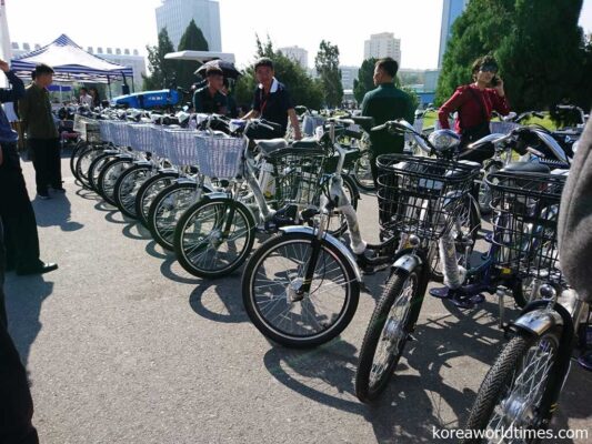 なぜか北朝鮮の電動自転車に興味を示す中国人