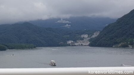 清平湖からのぞく教団施設