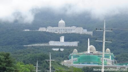 本部棟とされる天正宮博物館（上）と建設中の新たな宮殿・天地鮮鶴苑