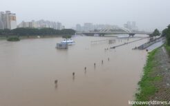 光明市を流れる安養川。川岸の遊歩道が水没