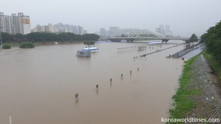 光明市を流れる安養川。川岸の遊歩道が水没