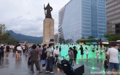 光化門広場の李舜臣像　緑と水の広場としてアトラクション化