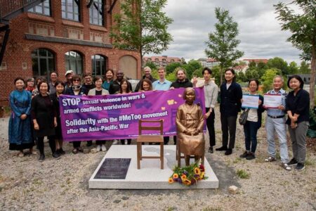 7月8日にドイツ・カッセル大学で行われた慰安婦像の除幕式