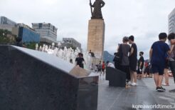 李舜臣像の周りに20個以上も並べられた新たなモニュメント（著者撮影）