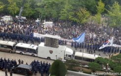 KBS本館前を占拠したデモ隊と警備の警察の隊列