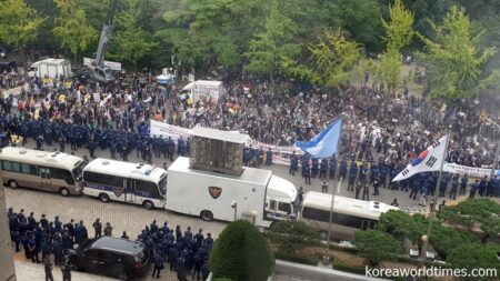 KBS本館前を占拠したデモ隊と警備の警察の隊列