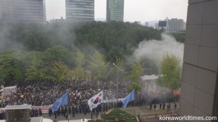 大音量のスピーカーと花火の煙幕まで使って抗議