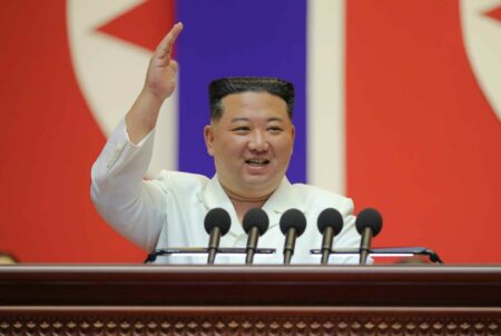 18日に朝鮮人民軍防疫従事者向けに祝賀演説を行った金正恩総書記