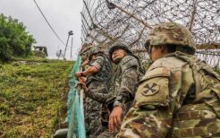 6月23日、韓国第3歩兵師団警備監視所へ向けて山を登る米韓同盟軍