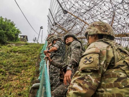 6月23日、韓国第3歩兵師団警備監視所へ向けて山を登る米韓同盟軍