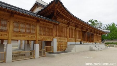 塗装前で木材がむき出しの景福宮の建設中の建物