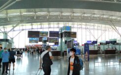 8月の成田空港国際線ターミナルと比較するとまだ多いが、ノイバイ空港は以前ほどの活気はまだない