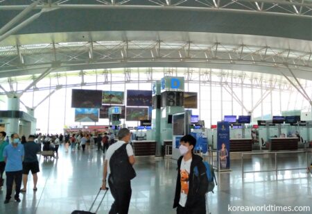 8月の成田空港国際線ターミナルと比較するとまだ多いが、ノイバイ空港は以前ほどの活気はまだない