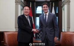 カナダのトルドー首相と首脳会談を行う尹錫悦大統領