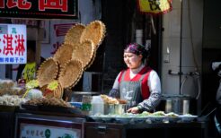 中国の都市部でよく見かけるウイグル料理の露店