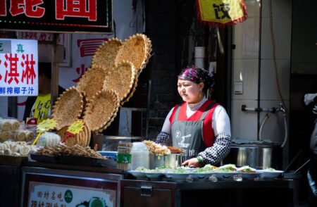 中国の都市部でよく見かけるウイグル料理の露店