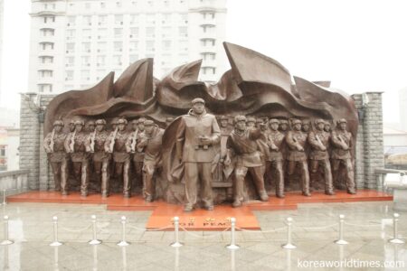 「平和のために」と刻まれた中国人民志願軍像（中国丹東）