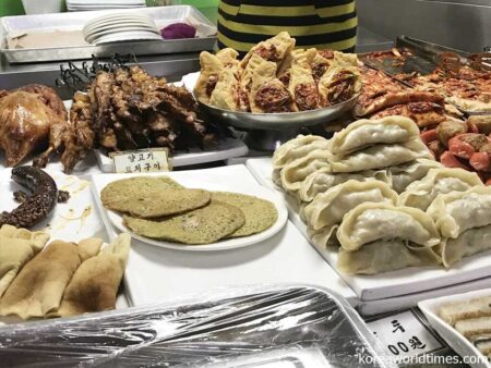 平壌市内の店頭に並ぶ食材