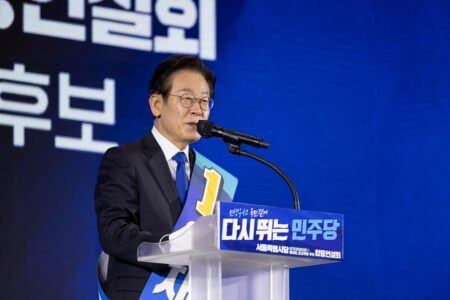 共に民主党代表選で演説する李在明氏