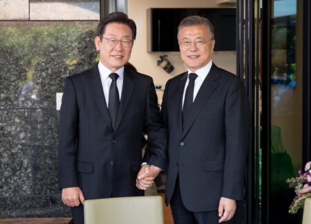 文在寅前大統領（右）と李在明氏