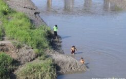 中朝国境近くで水遊びを北朝鮮の子供たち