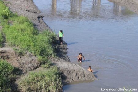 中朝国境近くで水遊びを北朝鮮の子供たち
