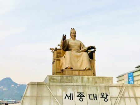 台座にはハングルで世宗大王と刻まれ2009年に建てられた世宗大王像（ソウル・光化門広場）