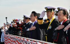 右から浜田防衛大臣、酒井海上幕僚長幕長、岸田首相