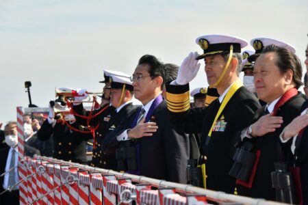 右から浜田防衛大臣、酒井海上幕僚長幕長、岸田首相