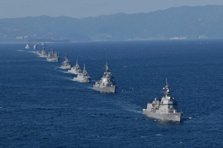 海上自衛隊の艦艇20隻と12か国18隻の艦艇などが参加した国際観艦式