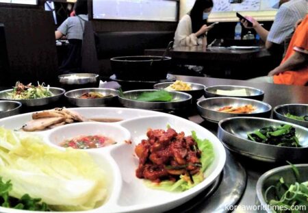 バンコクの韓国人街、スクムビット通りソイ12の韓国料理店は食事時は次から次にタイ人が入ってくる