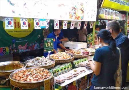 屋台ではカンジャンセウなど生ものの韓国料理まで出てきている