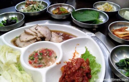 食べることが好きなタイ人にとって、韓国人経営店のキムチなどが無料でたくさんつくのはうれしいこと