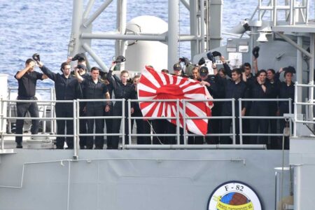 スペイン海軍に掲揚される旭日旗（2022年6月16日）