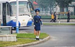 中国のSNSでよく話題となる交通整理をする女性警察官