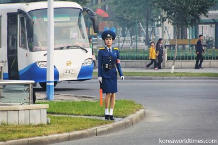 中国のSNSでよく話題となる交通整理をする女性警察官