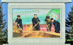 3日付の労働新聞が掲載した咸鏡南道の連浦温室農場にある壁画