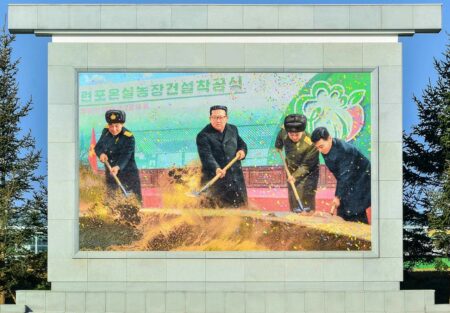 3日付の労働新聞が掲載した咸鏡南道の連浦温室農場にある壁画