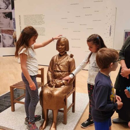 9月にドイツで展示された慰安婦像を触れる子供たち
