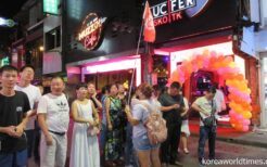 2019年タイを訪れた中国人観光客は1000万人を超えていた（タイの夜の街を観光するツアー客）