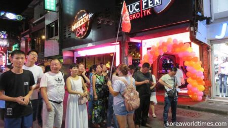 2019年タイを訪れた中国人観光客は1000万人を超えていた（タイの夜の街を観光するツアー客）