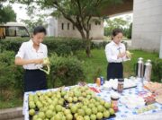 北朝鮮女性の純真 派手な厚化粧でライブ配信に熱中する中国人女性